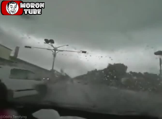Video :A automobile vanishes in a storm